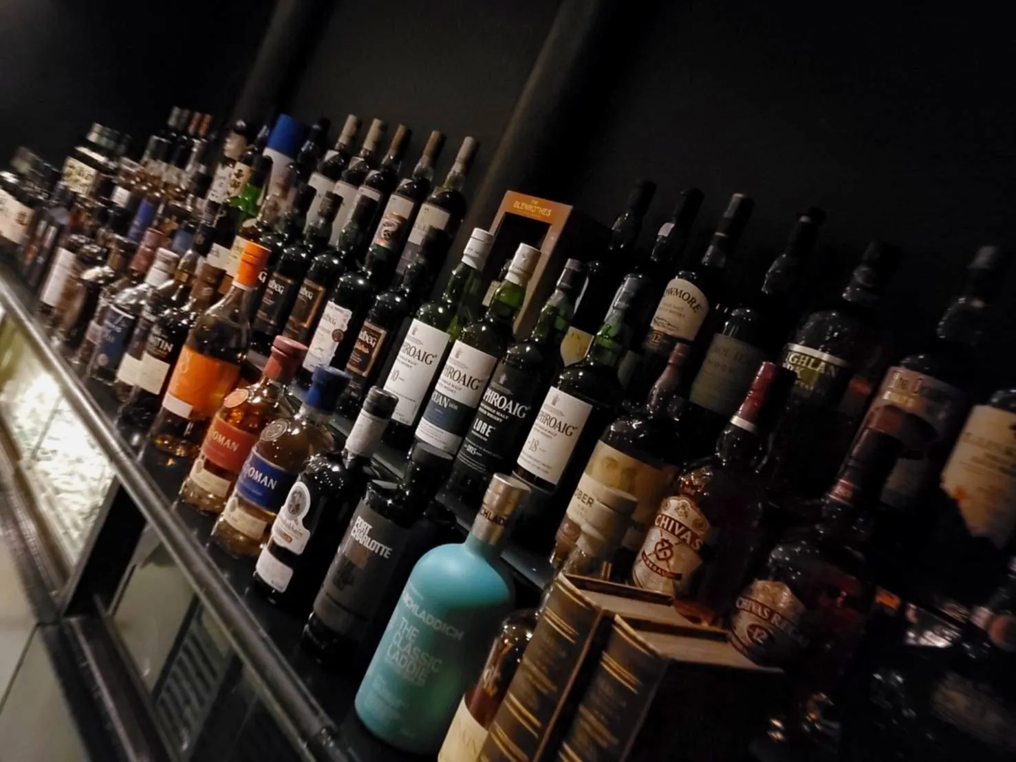 店内の酒棚