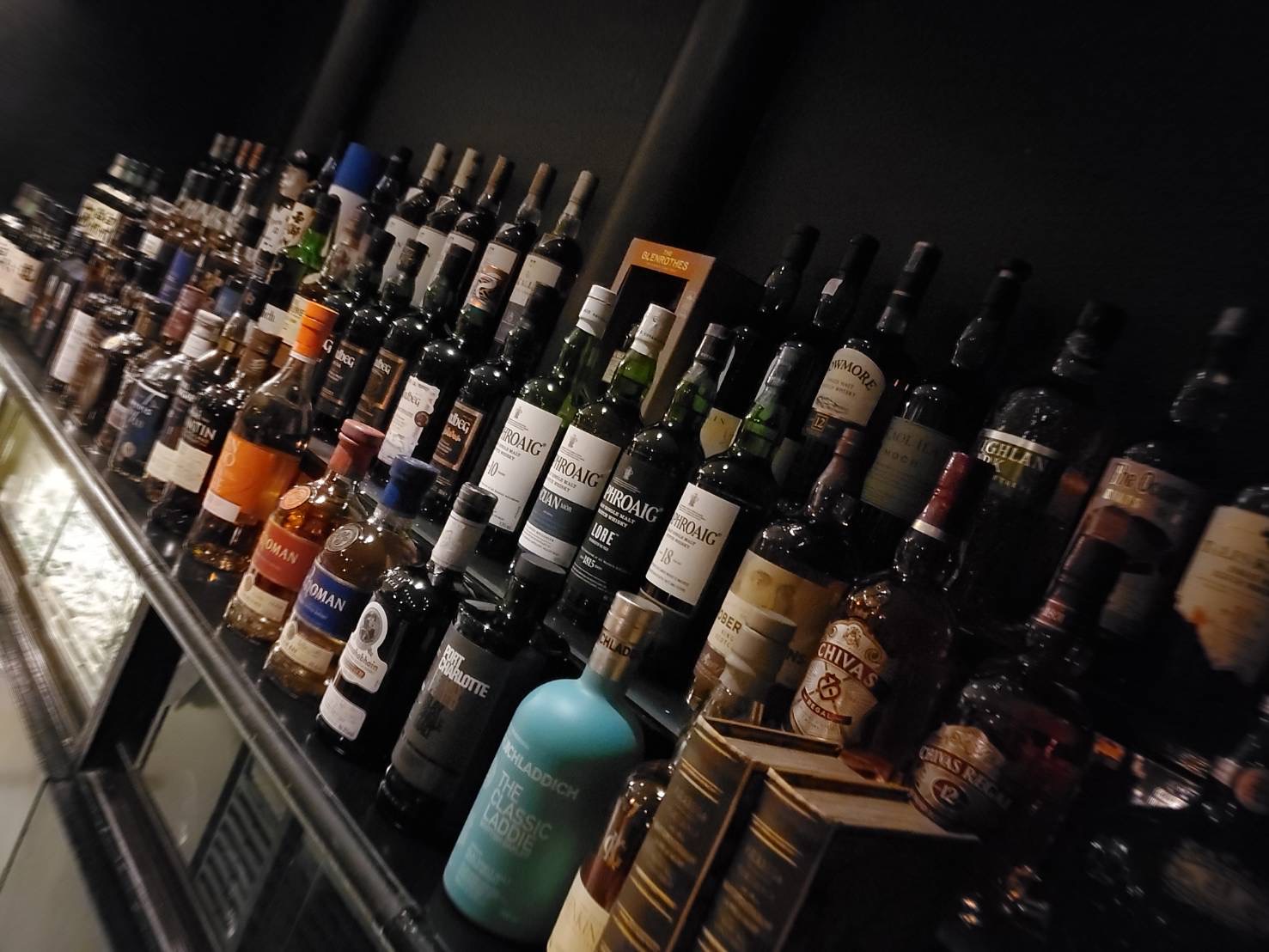 店内の酒棚